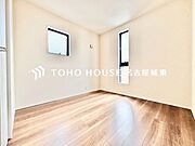 【毎日過ごす場所だから】清潔感あるホワイトの壁紙と温もり溢れるカラーの床材が見事に調和した居室。毎日の生活を少しでも快適に過ごして頂ける様、飽きの来ない雰囲気が大切です。