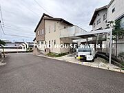 【カースペース2台】2台分の駐車スペースがあると何かと便利。2台所有の方はもちろん、誰かが遊びに来る時にも自宅に駐車可能なスペースがあると重宝します。