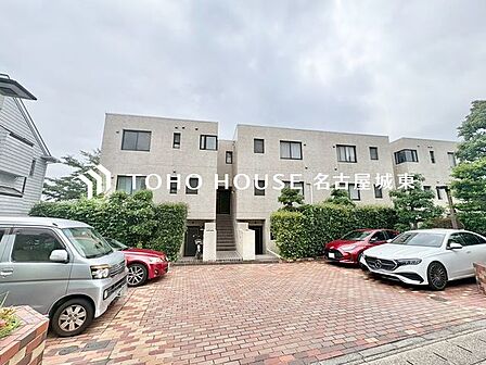 【愛車と過ごす、ゆとりある毎日を】敷地内に専用駐車スペースを確保。月極駐車場を探す手間や雨の日の移動ストレスから解放されます。出し入れしやすい空間が、あなたのアクティブなカーライフを足元から支えます。
