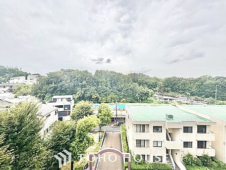 【四季を感じながら】手を伸ばせば触れることが出来そうな風景が、そのままインテリアになったような印象です。その豊かな眺望にふさわしい空間は、通風・採光も優れ、心地よい光と風が溢れます。