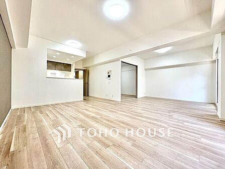 【快適な住空間】家族の暮らしに思いを馳せて、日常のワンシーンを表現したリビングダイニング。「ホワイトナチュラル」のテイストが、自然体で過ごせる心地良さを生み出しています。