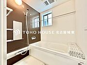【癒しのバスタイム】一日の疲れを癒すための浴室はゆとりあるサイズを採用。保温機能付き、汚れをはじく有機ガラス系の新素材を採用した浴室。美しく機能的な設備を採用しています。