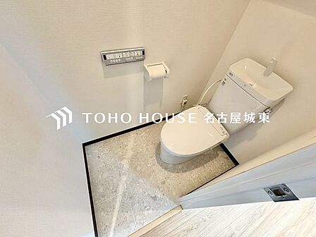 【重要な設備です】トイレは快適な温水洗浄便座付です。手洗い一体型のトイレ設備はスペースの節約ができ、ゆったりとした空間が確保できます。節水も期待できますね。
