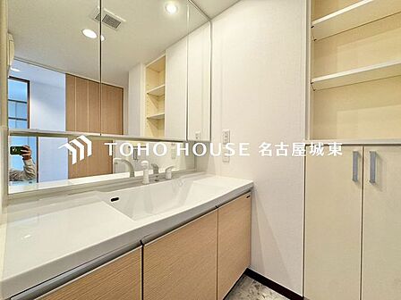 【身支度ばっちり】十分な大きさの洗面台は収納もさる事ながら、身だしなみチェックや歯磨きなど、朝の慌ただしい時間でもゆとりあるスペースで余裕を感じて頂けます。