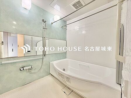 【癒しのバスタイム】一日の疲れを癒すための浴室はゆとりあるサイズを採用。保温機能付き、汚れをはじく有機ガラス系の新素材を採用した浴室。美しく機能的な設備を採用しています。