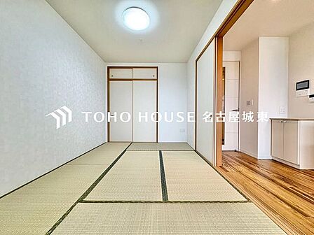 【大人も子供もゴロゴロ】広々した開放感あるリビングの中にある癒しの和空間。家族団らんの場に和のテイストが自然にマッチした、心地良く快適な雰囲気です。赤ちゃんを寝かすにもちょうど良いスペース。