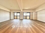 【快適な住空間】家族の暮らしに思いを馳せて、日常のワンシーンを表現したリビングダイニング。「ホワイトナチュラル」のテイストが、自然体で過ごせる心地良さを生み出しています。