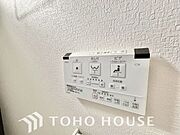 【温水洗浄機能付トイレ】温水洗浄便座は日本が誇るトイレ文化のひとつです。各家庭にも当たり前になりつつある設備のひとつです。お住まい購入時は新しいトイレで気持ちよく。