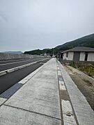 ■広々な前面道路で駐車も楽々できます■