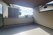 屋根のあるバルコニースペースです。急な雨などに洗濯物干しスペースとして最適。屋外用のテーブルやイスなどを設置することもできます。隣地側の腰壁の高さなど日当たりや目線を工夫された設計になっています。