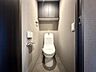 トイレ：（トイレ）機能的な温水洗浄機付トイレが設置されており、収納スペースも確保されております。
