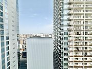 《東向きの眺望》建物の合間から遠くの街並みまで見渡せる、開放的な高層階からの眺望です。遮るもののない広々とした青空を室内の窓からも身近に感じられ、日々の暮らしに心地よい開放感を与えてくれます。
