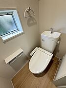 同仕様：1階と2階にウォシュレット機能付きトイレを設置。