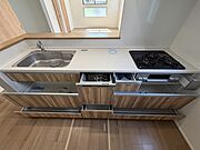 大容量収納のシステムキッチン♪スライド式の引き出しターがで調理道具の出し入れがしやすい設計です。