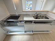 同仕様：大容量収納のシステムキッチン♪スライド式の引き出しがで調理道具の出し入れがしやすい設計です。