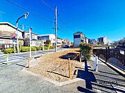 現況更地となっております。南側に通路、西・北側道路と3方向に空きがあり、解放的な土地です。建物参考プラン(二階建て3LDK＋P、一階リビング、水廻り集約、全室南向き)もご用意しております。