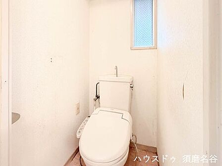 小窓が付いており、自然光を取り入れながらしっかり換気もできる清潔なトイレ。白で統一された空間は、明るく圧迫感を感じさせません。