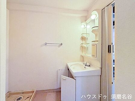 シンプルで清潔感のある洗面化粧台。使い勝手の良い造りで、下部にはしっかりと収納スペースを確保。洗剤や日用品のストックなどもすっきり片付き、毎日の身支度を快適に行える空間です。