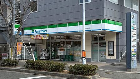 ファミリーマート　名谷駅北店 720m