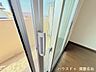 室内：断熱性・遮音性に優れた「複層ガラス」を採用。冷暖房の効率を高めて結露も軽減するため、一年を通して快適な室温を保ちやすく、ご家族の健康や省エネにも繋がる嬉しい設備です。