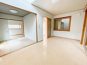リビングは、食事スペースと寛げる場所設けてもまだ余裕の広さ。明るい光が照らしてくれます。