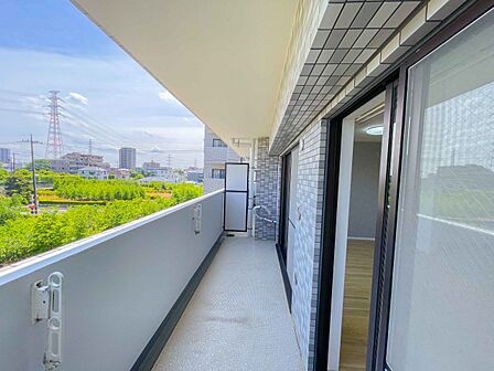 朝の澄んだ空気や、夕方に吹く清々しい風を五感で感じられるバルコニー。住まいの中で屋外にあって、本当の自然を感じられるスペースです。