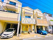 街に溶け合う美しい景観と、採光や風通しを考えて設計された間取り。近隣の視線を考え調整した窓位置など、外観だけでなく、住まうご家族の心地よさを最優先しました。