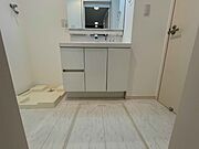 毎日使う洗濯機。しっかりと奥行きのある置き場が確保されています。