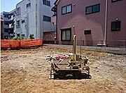 家を建てる土地の状態を事前に確認  建築前に必ず地盤の状態確認を実施。建物規模に合った地耐力があるか確認し、補強が必要な場合は補強工事を行います。補強工事の有無に関わらず、20年間の保証付です。