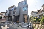 街に溶け合う美しい景観と、採光や風通しを考えて設計された間取り。近隣の視線を考え調整した窓位置など、外観だけでなく、住まうご家族の心地よさを最優先しました。