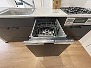 ビルトイン食器洗乾燥機。家事のお手伝いをしてくれる奥様の味方です。食器を洗っている間にお掃除など、様々なシーンで家事の時短に役立つ食洗機。省スペースのビルトインタイプを採用致しました。