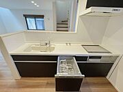 食洗機完備なので冬場の冷たい洗い物や忙しい主婦だからこそ食洗機をかけてる間に他の家事をこなすこともできちゃいますね。