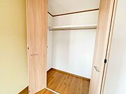 各部屋を最大限に広く使って頂ける様、全居住スペースに収納付。プライベートルームはゆったりと快適に。