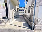 玄関横に駐車場なのでお買い物をした後は楽にお家へ。沢山お買物した時は助かりますね。