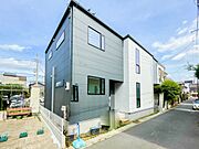 堂々たる趣ながら、主張し過ぎずどこか余裕を感じさせるシャープなフォルムで佇む邸宅は、晴天の空と照らし合わせる事で、本来あるべき完成形の姿を見せてくれます。