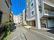 季節感を演出する多彩な樹木と豊かな彩りが重なり、四季折々の変化を楽しめる心地よい場所となることでしょう。時間の経過と共に味わいが出る素敵な空間へ。 
