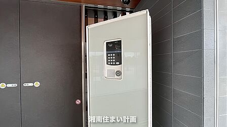 防犯に備えたTVモニター付きオートロックシステムを完備しています。