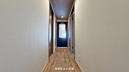 リビングまで玄関まで、採光性に配慮されたデザインドアから明るい光が広がります。