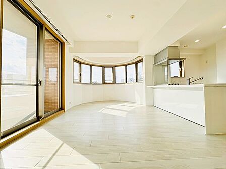 「陽当り・眺望良好」の明るい空間は、ご家族が自然と集まる団らんの場として最適です。複数の窓があることで、お部屋に奥行きと開放感が生まれます。心地よい明るさの中で、快適な毎日をお過ごしいただけます。
