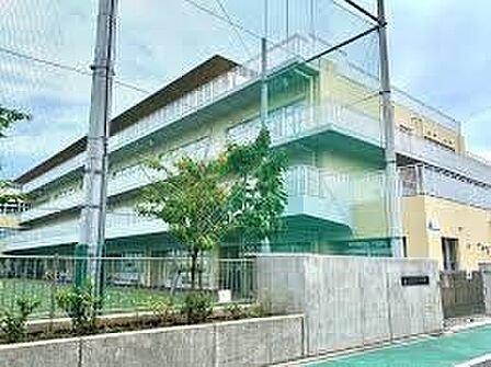 足立区立本木小学校 通学しやすい距離に小学校があり、小さなお子さまのいるご家庭にも安心の住環境です。送り迎えの負担も少なく、子育て世帯にうれしい立地となっています。 1850m