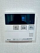 スイッチ1つで一定量の湯を浴槽に張ったり、保温や追い焚きをすることができるシステムが付いたオートバスです。まったりと楽しめる癒しのバスタイムをぜひご堪能ください♪