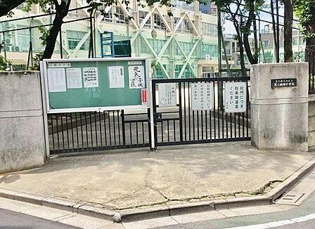 荒川区立第三峡田小学校 徒歩2分というマンション目の前の立地が、お子様の安全な通学と親御様の安心をスマートに実現。登下校の負担軽減が健やかな成長を便利にサポートし、教育環境に恵まれた家族の未来を力強…