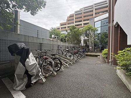 敷地内には駐輪スペースを設置。自転車の利用が多い方にも便利で、毎日の通勤や通学、買い物などを快適にサポートしてくれます。整理された共用部からも管理体制の良さが感じられる住まいです。