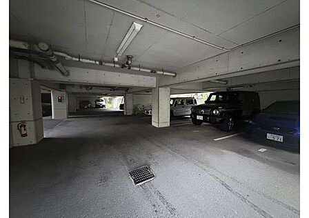 平面駐車場は、車の出し入れがスムーズで、車高や重量の制限がない、維持管理コストが低い、など多くのメリットがあり、大型車を頻繁に使う方や、運転が苦手な方、荷物の出し入れが多い方にとって使いやすいです。