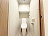 トイレ：温水洗浄便座付きトイレは、季節を問わず心地よい使い心地で、毎日をより衛生的で快適にサポートしてくれます。お手入れもしやすく、清潔感のある空間を保てるのも魅力です。