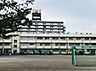 周辺：葛飾区立こすげ小学校 徒歩7分。小学校が徒歩圏内にあることで、通学が安全・安心。送り迎えの負担も軽減され、子どもの自立を促せる環境です。地域行事への参加もしやすい。 540m