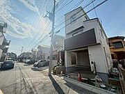 落ち着いた住宅街に位置し、車通りも少なく静かな住環境が魅力です。生活利便施設も身近にそろい、子育て世帯から幅広い世代に暮らしやすい周辺環境です。