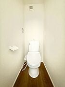 清潔感溢れる快適な温水洗浄便座付きの高機能トイレです。各階に設置されているため、朝の忙しい時間帯や夜間でも、家族間で重なるストレスがなく非常に便利。快適な暮らしをサポートする設計です。