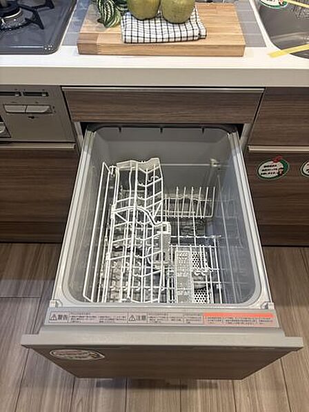 食洗機は手洗いよりも清潔に洗い、除菌効果もあり、手荒れの予防にもつながります。また、時間短縮や節水、節電にも貢献し、家事の負担を軽減してくれます。家事効率もUP！