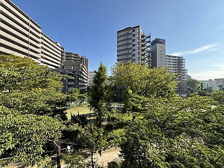 優しい風が感じられる開放感あるバルコニー。気持ちの良い眺望はこのお部屋の自慢です。青空を眺めながら一息つける環境で、心地いい毎日を過ごせそうですね♪